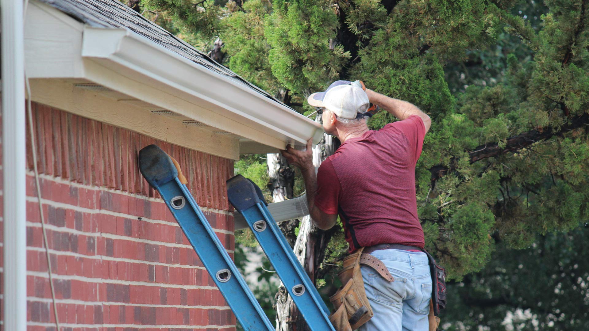man-installing-a-gutter-in-ruckerville-va.jpg